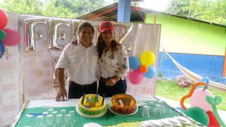 El cumpleañero y su esposa Sara Peralta Rodríguez.